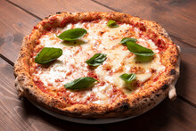Deliziosa Classica Pizza Margherita Italiana Con Foglie Di Basilico Fresco 