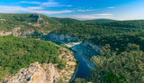Vue des gorges de l'Ardèche près de Vallon Pont d'Arc, site touristique en Ardèche, Sud de la France.	