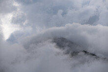 Un Panorama Di Montagna Ricco Di Nuvole, Una Brutta Giornata Di Montagna Con Le Nuvole Dense Sopra Il Bosco