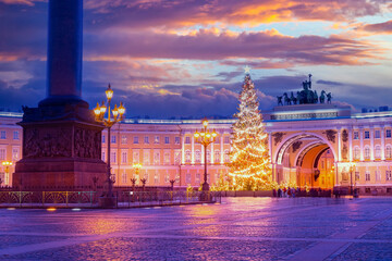 Wall Mural - Sunset in Saint Petersburg. New year in Russia. Christmas tree on palace square. New year panorama of Saint Petersburg. Evening landscape with triumphal arch. Christmas holidays in Russia.