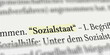 Das Wort Sozialstaat im Buch mit Textmarker markiert