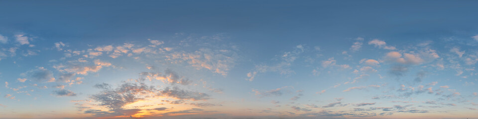 Wall Mural - Nahtloses Panorama mit blauem Abendhimmel 360-Grad-Ansicht mit schönen Wolken, untergehender Sonne - zur Verwendung in 3D-Grafiken als Himmelskuppel oder zur Nachbearbeitung von Drohnenaufnahmen
