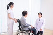 車椅子に乗る患者と医者（話す）
