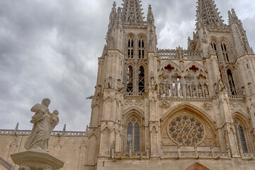 fachada de la bonita catedral de burgos, españa