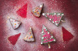 Fünf von acht Stück leckerem weihnachtlichem Gebäck dekoriert als Christbäume mit Zuckerperlen, Kristallzucker und Puderzucker