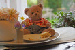 Frühstück mit Teddy. Das knuffige Schmusetier begleitet meine Tochter überall hin. Er hat sogar einen eigenen Teller! So sieht bedingungslose Liebe aus! 