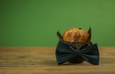 Canvas Print - Homemade vanilla cupcakes on a wooden table, sprinkled with powdered sugar.