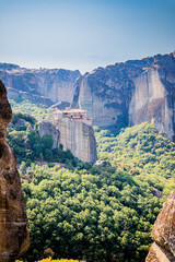 Sticker - Vue sur le Monastère de Roussanou depuis le Monastère de Varlaam dans les Météores