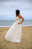 Fototapeta Na drzwi - Junge schöne Braut im Hochzeitskleid am Meer