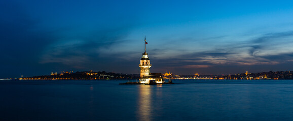  トルコ　イスタンブールの夜のボスポラス海峡に浮かぶ小島に建つライトアップされた乙女の塔