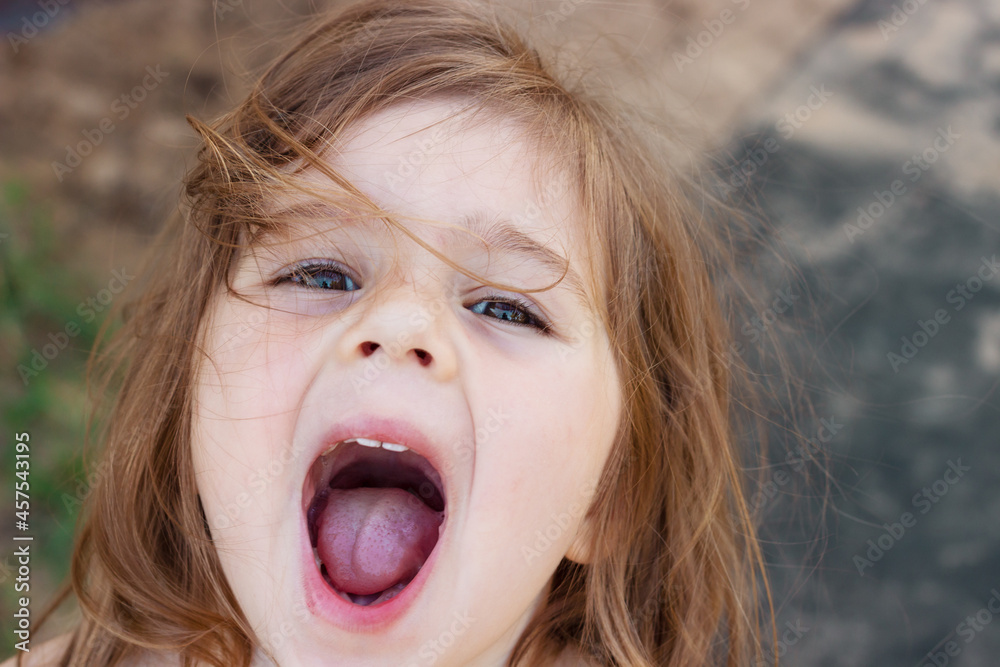 portrait little girl open mouth Portrait of cute baby girl with open mouth の Stock フォト | Adobe Stock