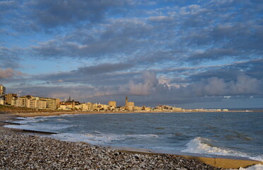 Sticker - Vue de la ville de Le Havre au soleil couchant depuis la plage.