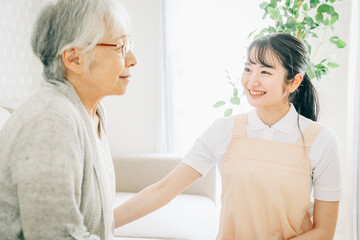 Poster - 訪問介護する女性と高齢者（笑顔）
