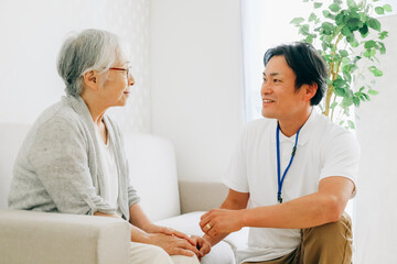 Poster - 訪問介護する男性と高齢者（笑顔）
