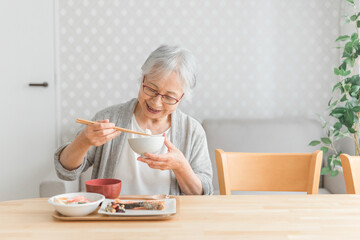 Poster - 食事をする高齢者女性
