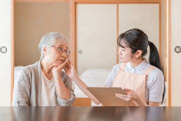 Poster - 在宅介護を受ける高齢者女性（虫歯）
