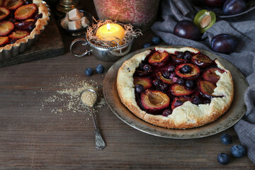 Canvas Print - Traditional round plum pie on the table.