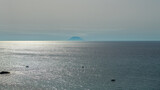 Fototapeta  - czynny wulkan Stromboli widziany z plaży w Tropea w Kalabrii