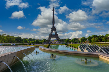 Fototapete - View of Eiffel Tower from Jardins du Trocadero in Paris, France.  Eiffel Tower is one of the most iconic landmarks of Paris