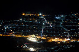 Fototapeta Tęcza - Widok z góry na miasteczko nocą.