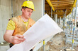 © Robert Kneschke - Arbeiter auf der Baustelle mit Bauzeichnung