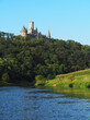 Fluss Leine mit dem Schloss Marienburg im Hintergrund