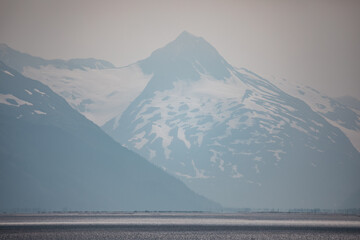 Sticker - Beautiful shot of snow-covered mountains in Alaska