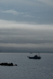 Fototapeta Kuchnia - 東京湾の朝日と曇天と乗合釣り船