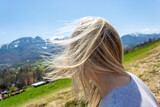 Fototapeta  - Kobieta w górach mocny wiatr rozwiał włosy