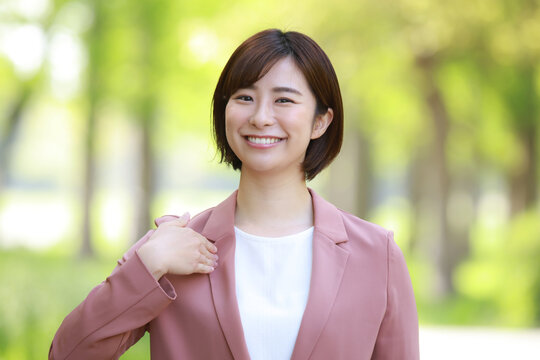 手話を話す女性「出来る」「大丈夫」