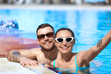 Canvas Print - Young couple in swimming pool