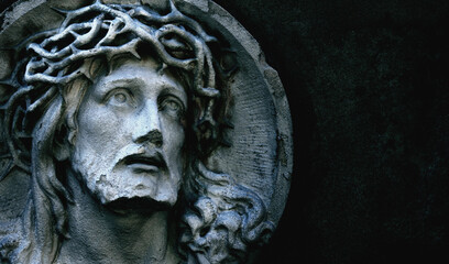 Papier Peint - Suffering of Jesus Christ. An antique statue. Vertical image. Copy space.