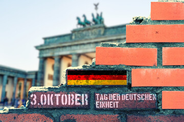 Eine Mauer in Berlin und Hinweis auf 3 Oktober Tag der deutschen Einheit