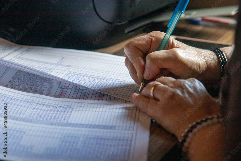 Foto de Stock professora ensino fundamental ocupada corrigindo ...
