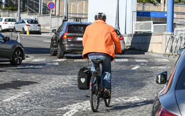 Wall Mural - environnement velo circulation traffic cycliste auto voiture securité ecologie planète mobilité transport