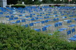 FU 2021-08-01 Rheinpark 35 Auf einem Platz stehen viele blaue Stühle