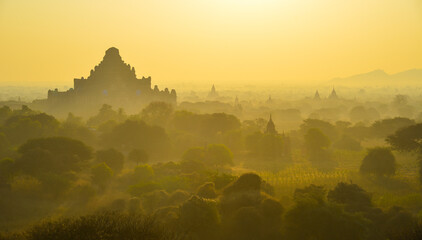 Wall Mural - Beautiful sunrise scene in Bagan, Myanmar