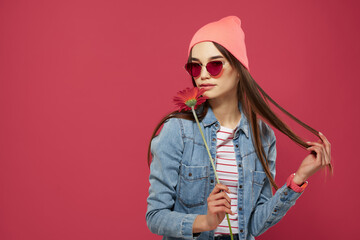 Wall Mural - woman wearing sunglasses hat posing fashion pink background