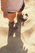 Widok na dziecko stojące w piasku z góry 