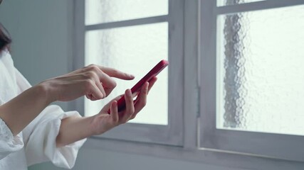 Poster - スマホを使う女性