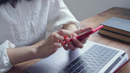 Poster - オフィスでスマホを使う女性