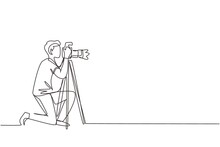 Single Continuous Line Drawing Professional Photographer Man Kneeling For Taking Pictures With Digital Camera And Tripod. Digital Photography Hobby. One Line Draw Graphic Design Vector Illustration