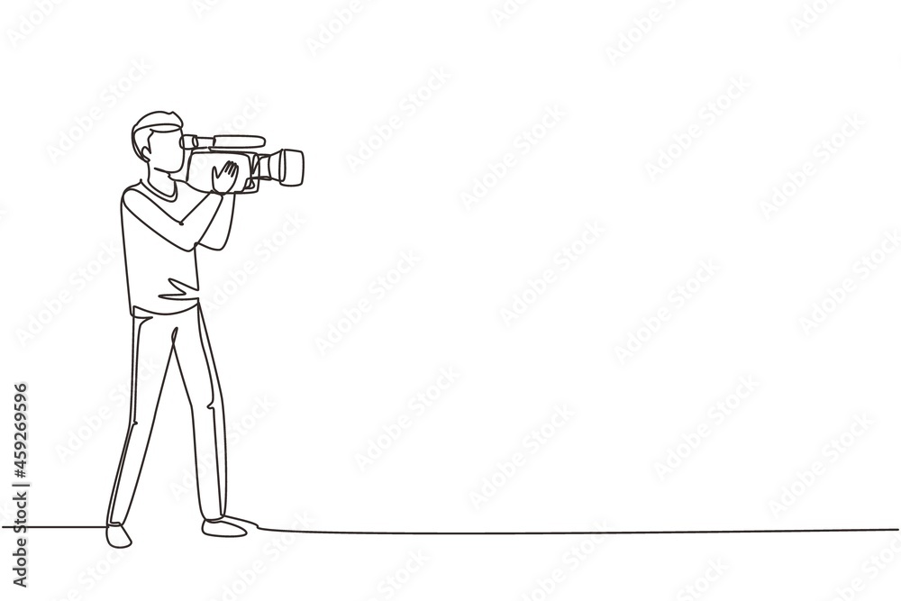 Continuous one line drawing professional camera operator holding big ...