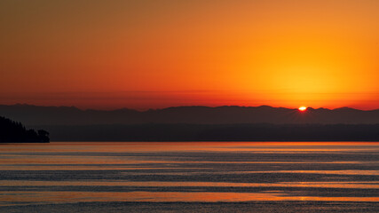 Wall Mural - sunrise over the sound 