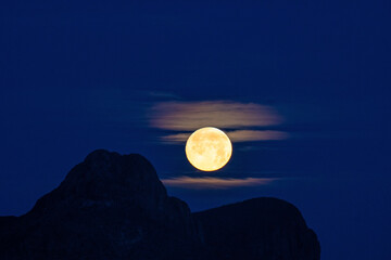 Wall Mural - full moon near sombrero peak mountain