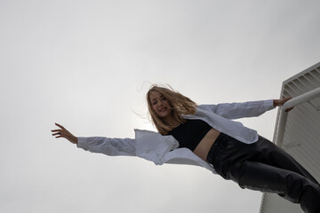 Frau in Schwarz und Gold aus Stahl in Wolken