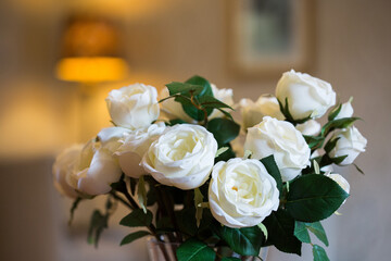 Canvas Print - Closeup shot of a beautiful bouquet of white roses in the glass vase