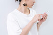 © peach100 - 携帯電話を使う女性