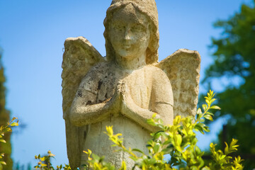 Papier Peint - An guardian angel praying. Horizontal image. Ancient statue.