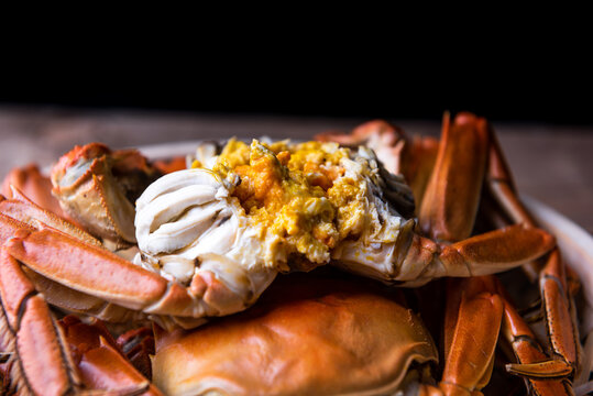 Fototapete - Cooked hairy crabs on the table, Closeup. The hairy crab and rich crab cream.